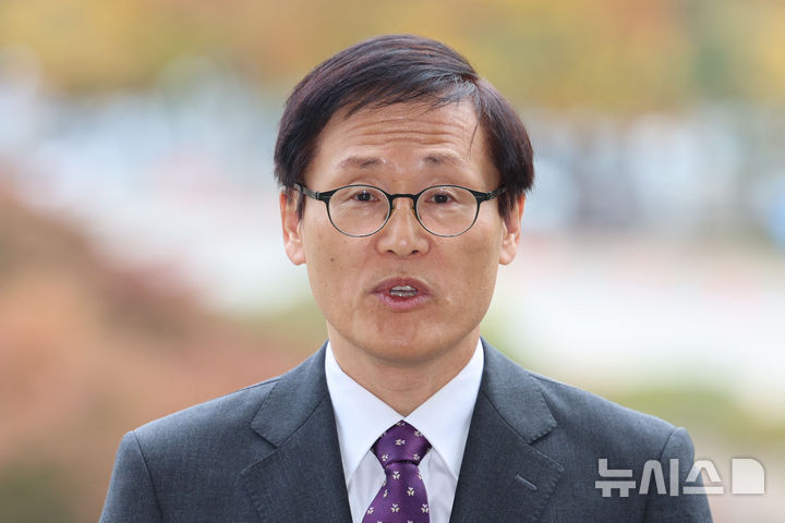 [과천=뉴시스] 권창회 기자 = 장주영 법무부 검찰인권존중미래위원회 위원장이 29일 경기 과천 법무부에서 열린 16차 진상조사단 회의에 참석하며 취재진 질문에 답하고 있다. 2026.10.29. kch0523@newsis.com