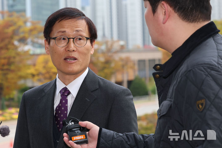 [과천=뉴시스] 권창회 기자 = 장주영 법무부 검찰인권존중미래위원회 위원장이 29일 경기 과천 법무부에서 열린 16차 진상조사단 회의에 참석하며 취재진 질문에 답하고 있다. 2026.10.29. kch0523@newsis.com