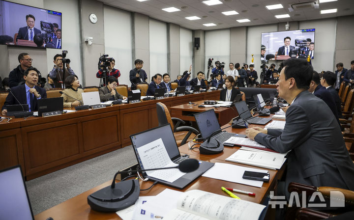 [서울=뉴시스] 정병혁 기자 = 29일 서울 여의도 국회에서 열린 운영위원회의 대통령비서실 등에 대한 국정감사에서 여야 의원들이 언쟁을 벌이고 있다. 2026.10.29. jhope@newsis.com