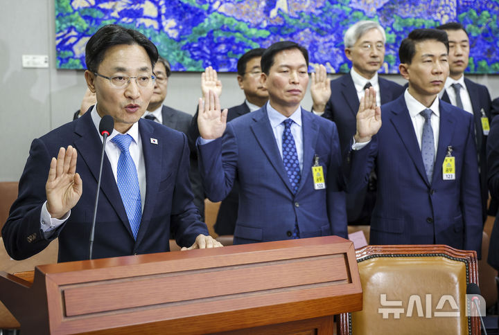[서울=뉴시스] 정병혁 기자 = 임광현 대통령비서실장이 29일 서울 여의도 국회에서 열린 운영위원회의 대통령비서실 등에 대한 국정감사에서 증인선서를 하고 있다. 2026.10.29. jhope@newsis.com