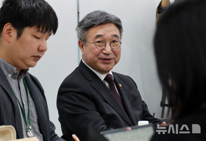 [세종=뉴시스] 배훈식 기자 = 윤호중 행정안전부 장관이 29일 오후 세종시 정부세종청사에서 열린 출입기자 간담회에서 취재진 질문에 답하고 있다. 2026.10.29. dahora83@newsis.com