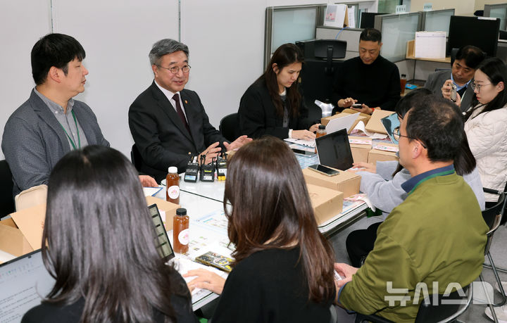 [세종=뉴시스] 배훈식 기자 = 윤호중 행정안전부 장관이 29일 오후 세종시 정부세종청사에서 출입기자 간담회를 하고 있다. 2026.10.29. dahora83@newsis.com