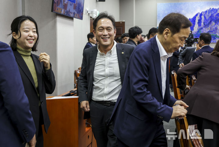 [서울=뉴시스] 정병혁 기자 = 김태규 국민의힘 의원의 운영위원직 사임과 관련해 29일 서울 여의도 국회에서 열린 운영위원회의 대통령비서실 등에 대한 국정감사가 정회된 가운데 김태규 의원이 회의장을 나서고 있다. 2026.10.29. jhope@newsis.com