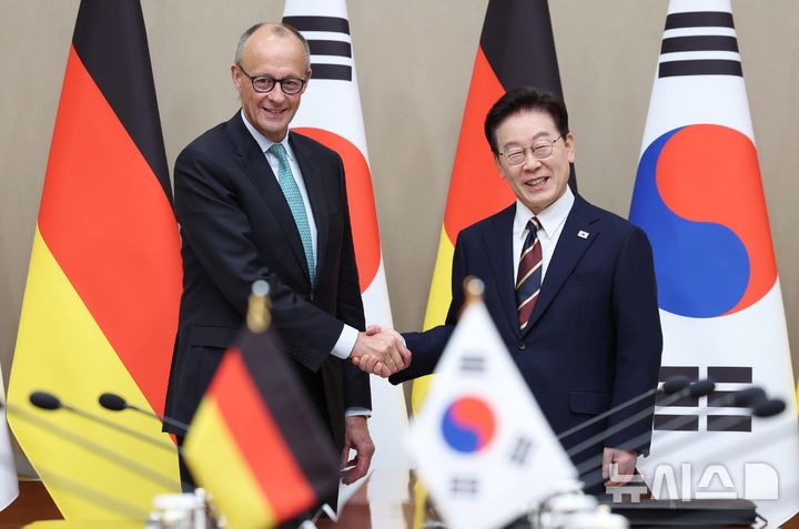 [서울=뉴시스] 김진아 기자 = 이재명 대통령과 프리드리히 메르츠 독일 총리가 29일 청와대에서 열린 정상회담에서 기념촬영을 하고 있다. 2026.10.29. bluesoda@newsis.com