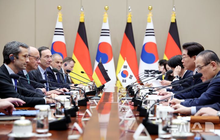 [서울=뉴시스] 김진아 기자 = 이재명 대통령이 29일 청와대에서 열린 프리드리히 메르츠 독일 총리와의 정상회담에서 발언하고 있다. 2026.10.29. bluesoda@newsis.com