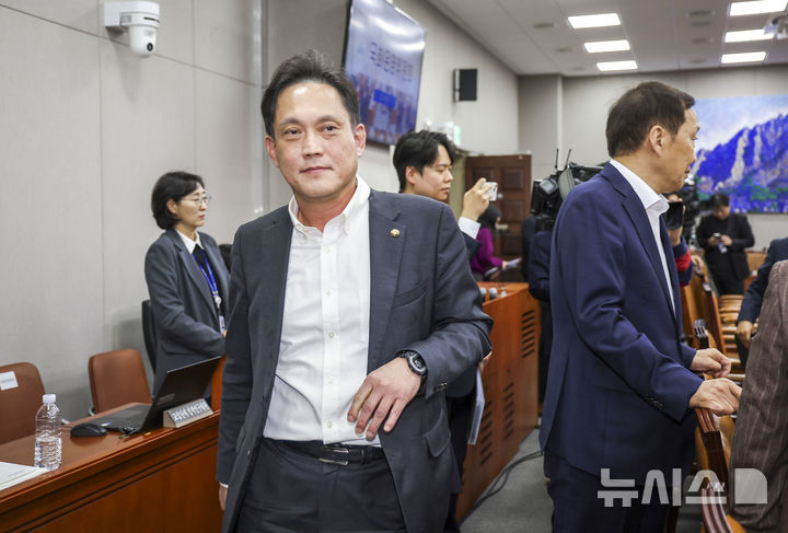 [서울=뉴시스] 정병혁 기자 = 김태규 국민의힘 의원이 29일 서울 여의도 국회에서 열린 운영위원회의 대통령비서실 등에 대한 국정감사에서 신상발언을 마친 뒤 회의장을 나가고 있다. 2026.10.29. jhope@newsis.com