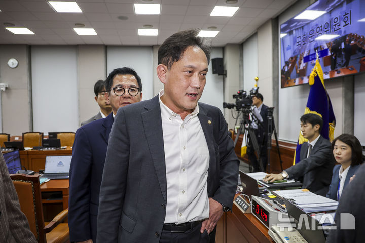 [서울=뉴시스] 정병혁 기자 = 김태규 국민의힘 의원이 29일 서울 여의도 국회에서 열린 운영위원회의 대통령비서실 등에 대한 국정감사에서 신상발언을 마친 뒤 회의장을 나가고 있다. 2026.10.29. jhope@newsis.com