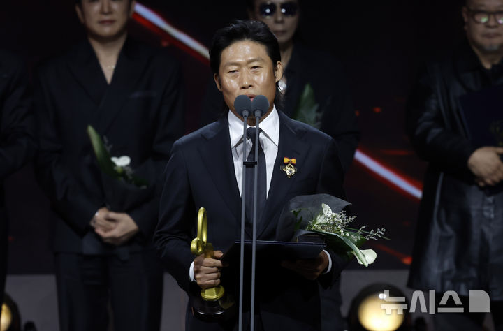 [서울=뉴시스] 김혜진 기자 = 배우 유해진이 29일 서울 중구 국립극장에서 열린 제17회 대한민국 대중문화예술상에서 대통령 표창을 받고 수상소감을 말하고 있다.올해로 17회를 맞이한 대중문화예술상은 대중문화예술인들의 사회적 위상과 창작 의욕을 높이고, 대중문화예술산업 발전에 이바지한 이들의 공을 기리고자 마련된 대중문화예술 분야 최고 권위의 정부 포상이다. 2026.10.29. jini@newsis.com