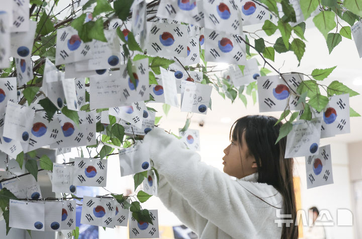 [울릉=뉴시스] 김근수 기자 = 지난 29일 경북 울릉군 한국해양과학기술원 울릉도독도 해양연구기지 해양생태관에서 ‘2026 독도탐방’ 참가자들이 소원나무에 독도와 울릉도를 향한 메시지를 남기고 있다. 한국해양재단(이사장 김양수)과 뉴시스(사장 염영남)는 독도의 가치를 알리고 해양영토에 대한 국민적 관심과 수호 의지를 높이기 위해 ‘2026 독도탐방’을 진행한다. 2026.10.30. ks@newsis.com
