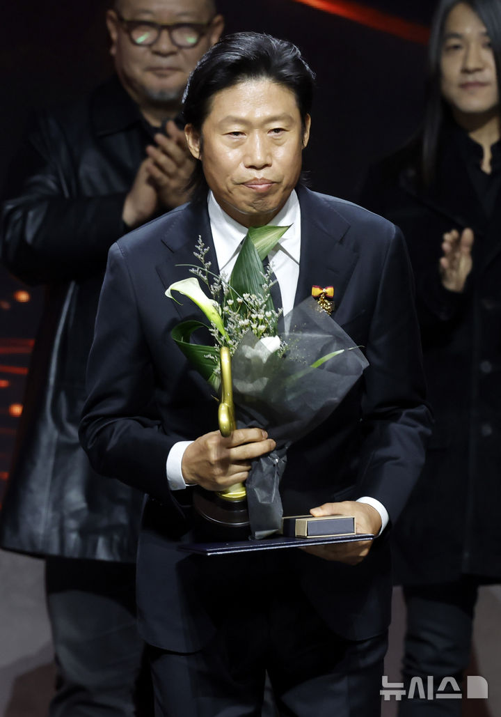 [서울=뉴시스] 김혜진 기자 = 배우 유해진이 29일 서울 중구 국립극장에서 열린 제17회 대한민국 대중문화예술상에서 대통령 표창을 받고 인사하고 있다.올해로 17회를 맞이한 대중문화예술상은 대중문화예술인들의 사회적 위상과 창작 의욕을 높이고, 대중문화예술산업 발전에 이바지한 이들의 공을 기리고자 마련된 대중문화예술 분야 최고 권위의 정부 포상이다. 2026.10.29. jini@newsis.com