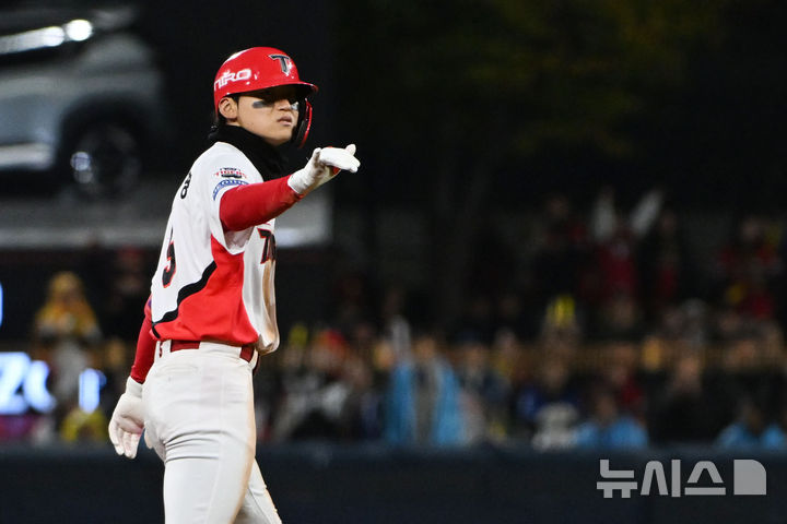 [전남광주=뉴시스] 이영주 기자 = 29일 오후 전남광주 북구 광주-기아챔피언스필드에서 열린 2026 KBO 포스트시즌 플레이오프 3차전 삼성라이온즈 대 KIA타이거즈의 경기. 7회 말 2사 주자없음 상황 KIA 김도영이 2루에서 세리머니하고 있다. 2026.10.29. leeyj2578@newsis.com