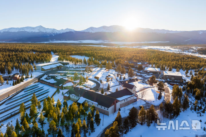 [리드빌( 미 콜로라도주)=AP/뉴시스]&nbsp; 콜로라도 산악대학교(Colorado Mountain College)가 10월 29일 제공한 리드빌 소재 대학 캠퍼스의 전경 사진.&nbsp; 이 곳은 콜로라도주 레이크 카운티 부근의 캠퍼스로 수천미터의 험준한 산들에 둘러 싸여 있다. 산불진화 전문대원과 야외활동 지도자를 꿈꾸던 이곳의 대학생 두명이 등반 중에 실종된 뒤 10월 28일 시신으로 발견되었다. 2026.10. 30.&nbsp; 