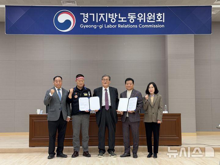 [수원=뉴시스] 양효원기자 = 경기지역 버스노조가 30일 사측과 단체교섭 막판 협상에서 합의점을 찾아 파업을 철회한 뒤 기념촬영을 하고 있다. 2026.10.30. hyo@newsis.com 