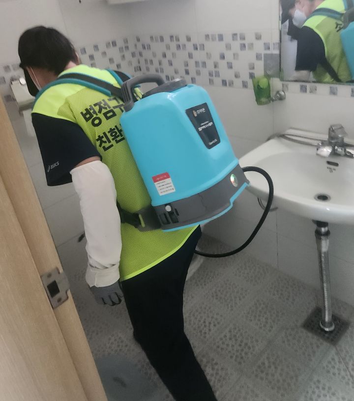 [화성=뉴시스] 화성시 병점구보건소가 감염병 안전울타리 사업의 일환으로 취약가구를 찾아가 소독작업을 하고 있다. (사진=화성시 제공) 2026.10.30. photo@newsis.com *재판매 및 DB 금지