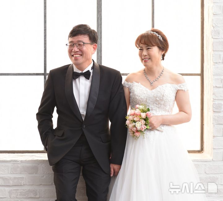 [서울=뉴시스] 강세동 환자와 신장을 내어준 아내의 결혼 30주년 기념. (사진= 서울성모병원 제공)