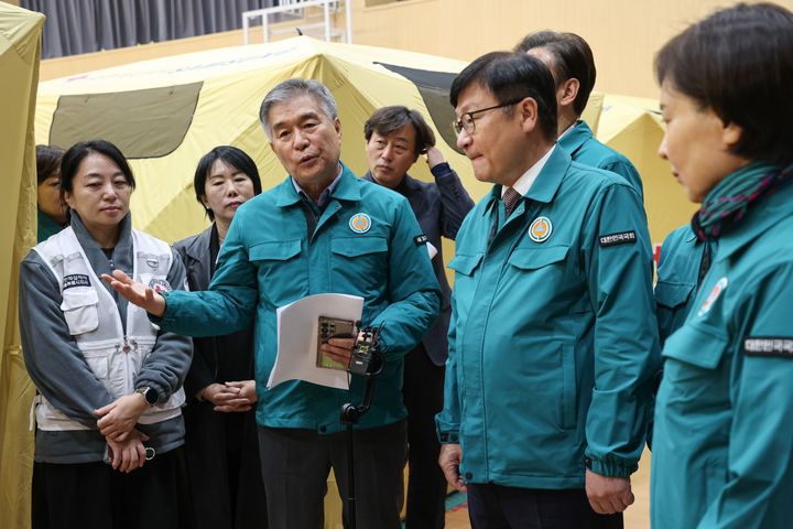 [서울=뉴시스] 개포중학교(이주민 대피소)방문. (사진=강남구 제공) 2026.10.30. photo@newsis.com *재판매 및 DB 금지