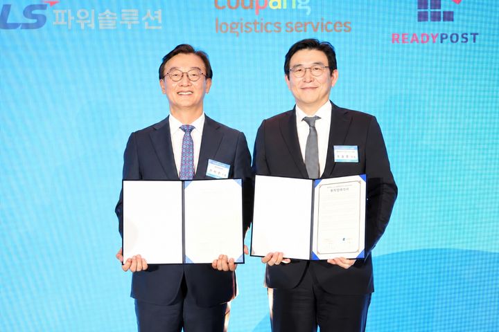 [서울=뉴시스] 홍용준 CLS 대표와 전재수 부산 시장이 협약서를 들어보이고 있. (사진=쿠팡로지스틱스 제공) *재판매 및 DB 금지