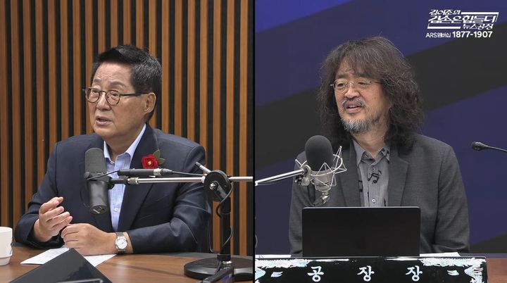 [서울=뉴시스] 박지원 더불어민주당 의원과 방송인 김어준씨가 민주당 지도부의 의사결정 속도를 놓고 신경전을 벌였다. (사진='김어준의 겸손은힘들어 뉴스공장' 유튜브 채널 캡처)