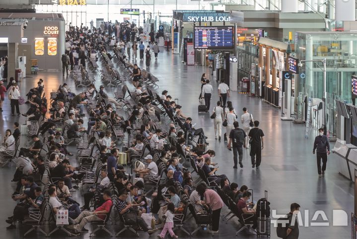 [서울=뉴시스] 김해국제공항 2층 국제선 격리대합실에 여행객들이 가득 차 있다. (사진= 한국공항공사 제공)