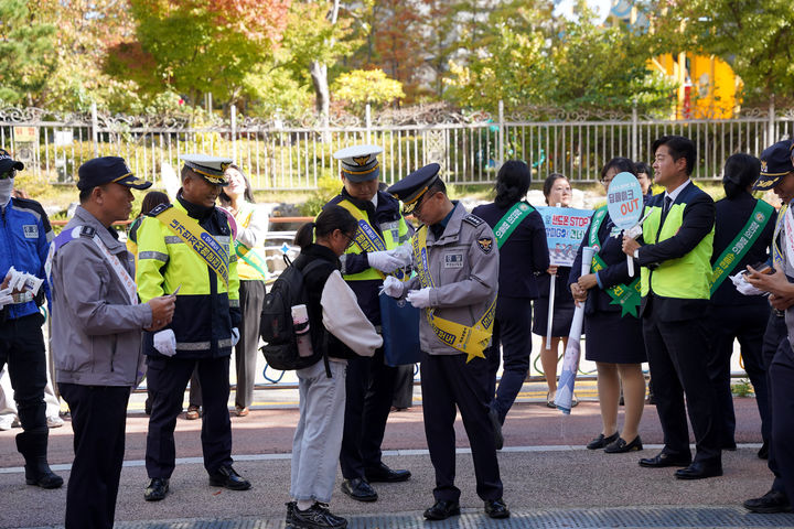 [목포=뉴시스]교통안전 캠페인. (사진=목포경찰서 제공) 2026.10.30. photo@newsis.com *재판매 및 DB 금지