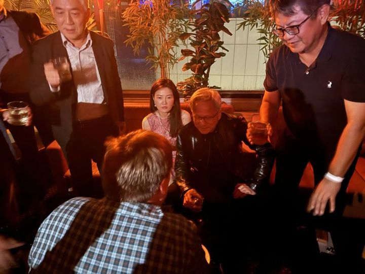 [서울=뉴시스] 젠슨 황 엔비디아 최고경영자(CEO)와 가까운 관계를 맺은 중국 국적 여성 엘리스 황이 중국 정부를 위해 정보를 수집했다는 의혹이 제기됐다. (사진=넷선더 링크드인 캡처)