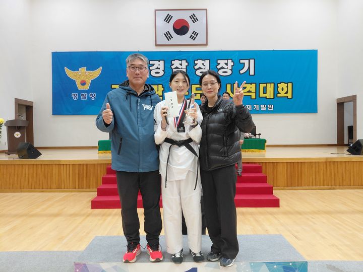 [아산=뉴시스] 지난 28일과 29일 충남 아산시 경찰인재개발원에서 진행된 경찰청장기 무도·사격대회 여자부 태권도 겨루기 우승을 차지한 양희주 경사(왼쪽 두번째)가 기념사진을 촬영하고 있다. (사진=전북경찰청 제공) 2026.10.30. photo@newsis.com *재판매 및 DB 금지
