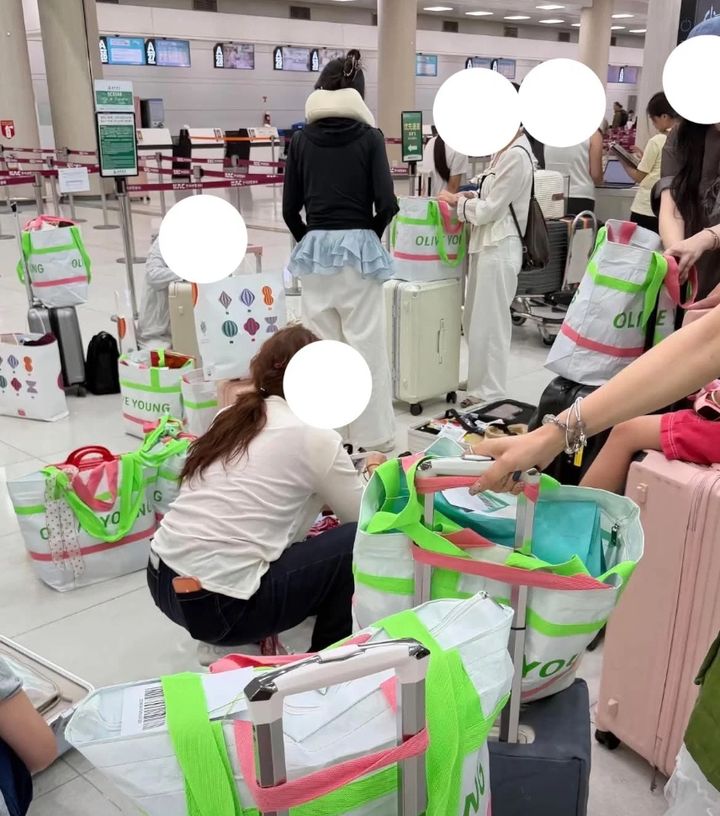 [서울=뉴시스] 외국인 관광객들이 올리브영 쇼핑백을 들고 공항 수속 창구를 이동하는 사진이다. (사진=SNS 캡쳐) 2026.10.30. 