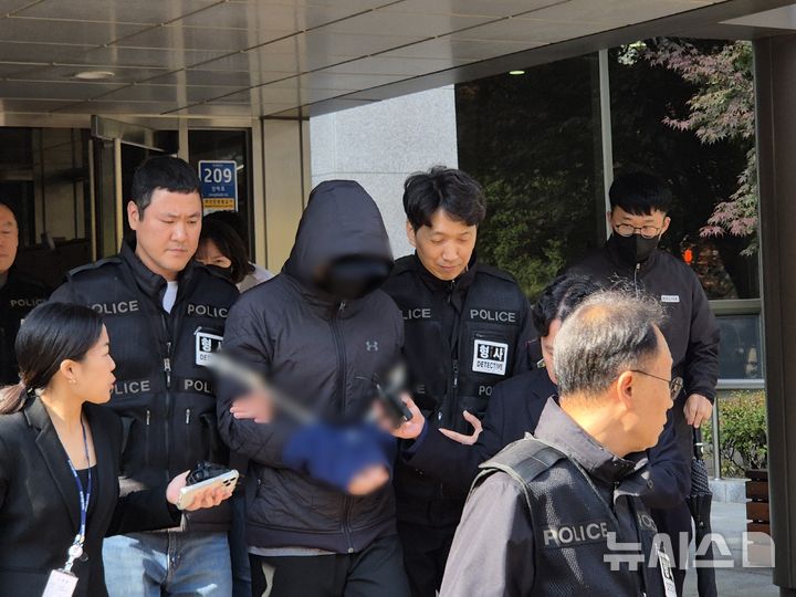[고양=뉴시스] 송주현 기자 = 경기 고양시 원당역에서 동료 여성 역무원에게 흉기를 휘두른 30대 남성 역무원이 구속 전 피의자심문을 받은 뒤 법원을 나오고 있다. 2026.10.30 atia@newsis.com 