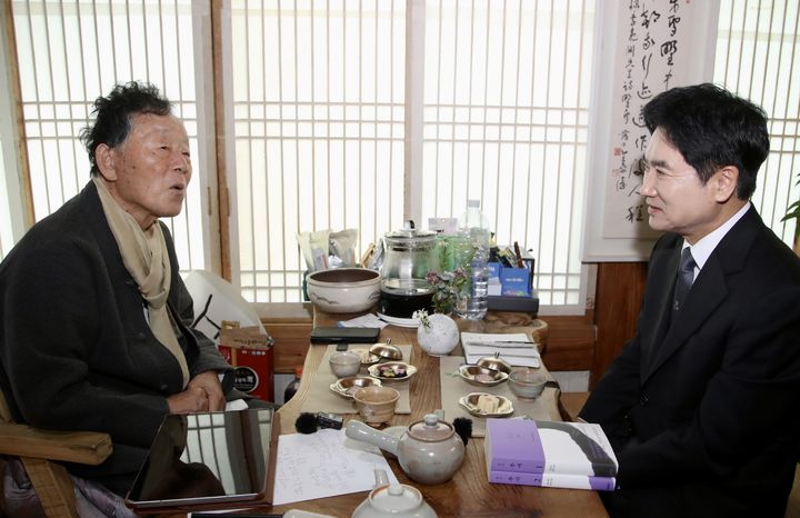 [전남광주=뉴시스] 지난 29일 장흥군 해산토굴에서 만난 한승원 작가와 김대중 전남광주통합교육청 교육감. (사진 = 전남광주교육청 제공). 2026.10.30. photo@newsis.com *재판매 및 DB 금지