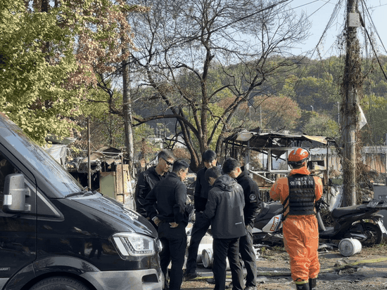 [서울=뉴시스] 신항섭 기자 = 30일 오전 소방당국과 경찰이 구룡마을 2차 합동감식에 앞서 회의를 진행하고 있다. 2026.10.30. photo@newsis.com