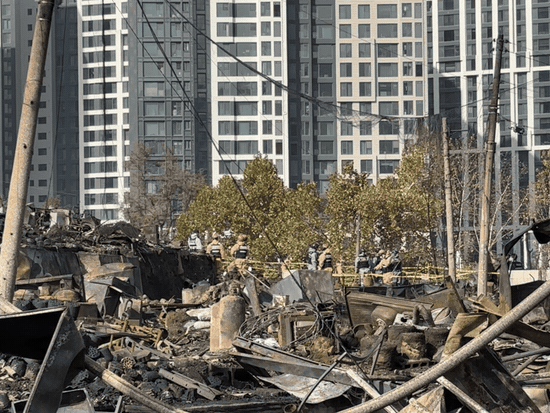 [서울=뉴시스] 신항섭 기자 = 30일 오전 소방당국과 경찰이 구룡마을 화재 원인을 규명하기 위한 2차 합동감식을 진행하고 있다. 2026.10.30. photo@newsis.com
