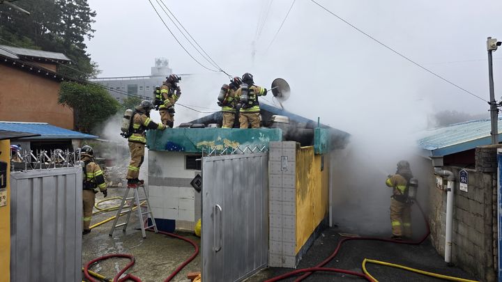 [무안=뉴시스] 30일 오전 9시59분께 전남광주 무안군 삼향읍 한 주택 창고에서 불이 나 거주민 80대 여성이 화상을 입었다. (사진 = 전남광주소방본부 제공) 2026.10.30. photo@newsis.com *재판매 및 DB 금지