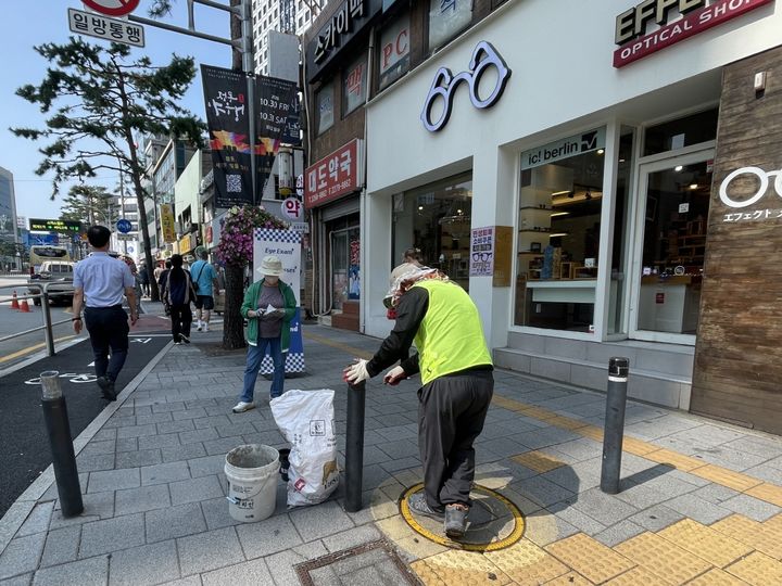 [서울=뉴시스] 볼라드 상단 외피 교체 작업. (사진=중구 제공) 2026.10.30. photo@newsis.com *재판매 및 DB 금지