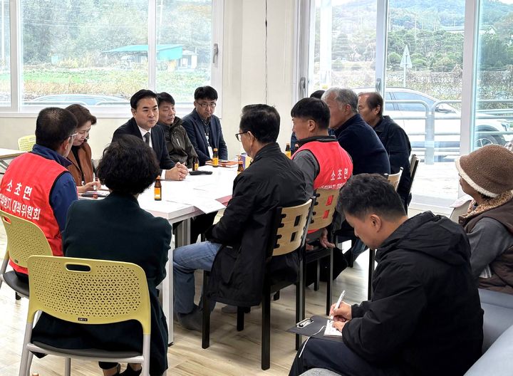 [원주=뉴시스] 김정남 원주시부시장이 소초면 평장리를 방문해 '축산악취 개선을 위한 지역주민 간담회'를 열고 주민들의 목소리를 청취하고 있다. (사진=원주시 제공) 2026.10.30. photo@newsis.com *재판매 및 DB 금지