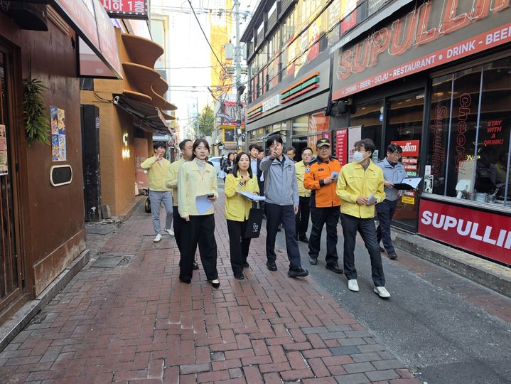 [대구=뉴시스] 대구 중부소방서는 핼러윈 데이를 맞아 동성로 일대에 많은 인파가 몰릴 것에 대비해 오는 31일까지 이틀간 소방안전대책을 추진한다. (사진=대구 중부소방서 제공) 2026.10.30. photo@newsis.com *재판매 및 DB 금지