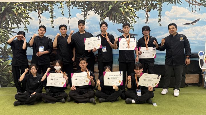 [대전=뉴시스] 수상 기념촬영. (사진=우송정보대 제공) 2026.10.30. photo.newsis.com *재판매 및 DB 금지