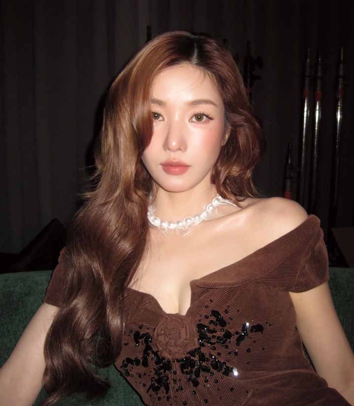 [서울=뉴시스]권은비가 오프숄더 드레스로 가녀린 어깨라인과 탄탄한 몸매를 드러내며 포즈를 취하고 있다. (사진=권은비 인스타그램 캡처) 2026.10.30
