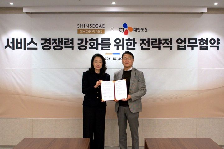 [서울=뉴시스] 30일 서울 성수동 신세계라이브쇼핑 본사에서 열린 업무협약식에서 한혜림 신세계라이브쇼핑 지원담당 상무(왼쪽)와 윤재승 CJ대한통운 오네(O-NE) 본부장(오른쪽)이 기념촬영을 하고 있다.(사진=신세계라이브쇼핑 제공) *재판매 및 DB 금지 *재판매 및 DB 금지