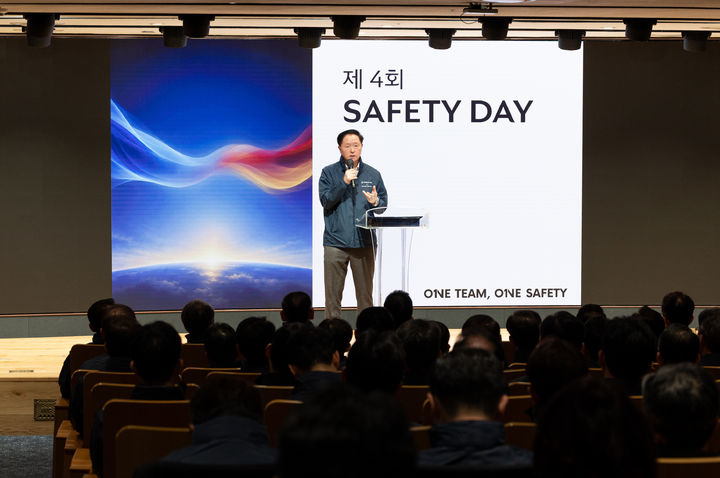 [서울=뉴시스] 우기홍 대한항공 대표이사 부회장이 30일 오전 서울 강서 대한항공 본사에서 열린 세이프티 데이에서 발언하고 있다. 2026.10.30. photo@newsis.com *재판매 및 DB 금지