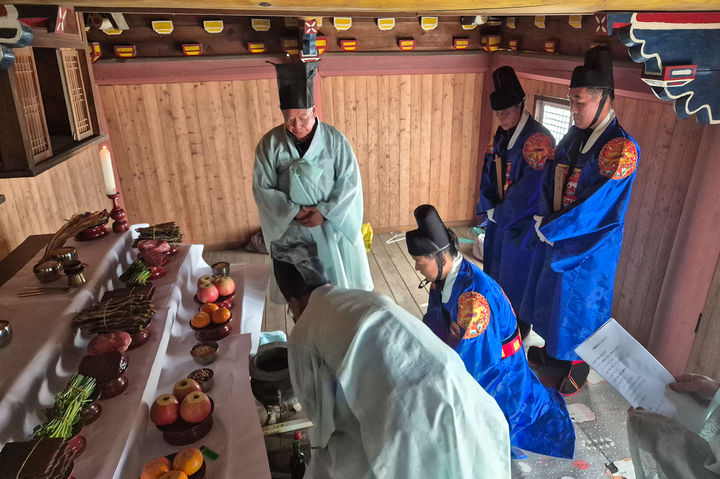 노추산 이성대 다례제 준비위원회는 3일 정선군 구절리에 위치한 노추산 이성대에서 기관․단체장 및 주민 등이 참석한 가운데 ‘제73회 노추산 이성대 다례제’를 봉행하고 있다.(사진=정선군 제공) *재판매 및 DB 금지