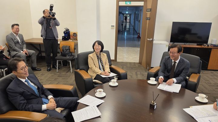 [부산=뉴시스]전재수 부산시장(오른쪽)은 30일 오전 해운대구 영화의전당에서 김진오 인구전략위원회 부위원장(왼쪽)을 접견하고 저출생·고령화, 청년 유출 등 인구 문제와 국가·지방 간 협력 방안을 논의했다. (사진=부산시 제공) 2026.10.30. photo@newsis.com *재판매 및 DB 금지