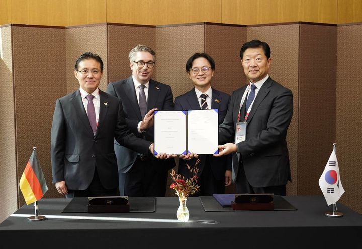 [서울=뉴시스] (오른쪽부터) 우태희 효성중공업 대표, 김정관 산업통상부 장관, 스테판 루앙호프 독일 연방경제에너지부 정무차관, 정하중 한국지멘스 대표가 30일 그랜드 인터컨티넨탈 서울 파르나스에서 기념 촬영하는 모습. (사진=효성중공업) 2026.10.30 photo@newsis.com *재판매 및 DB 금지 *재판매 및 DB 금지