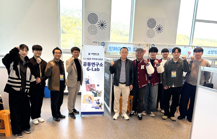 [원주=뉴시스] 한라대학교 관계자와 학생들이 진로박람회 부스 앞에서 기념촬영을 하고 있다. (사진=한라대학교 제공) 2026.10.30. photo@newsis.com *재판매 및 DB 금지