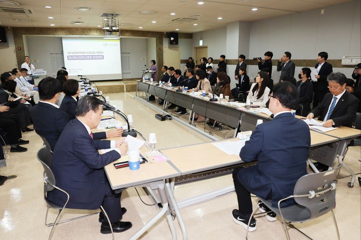 [양산=뉴시스] 안지율 기자 = 국회 보건복지위 양산부산대병원을 방문해 병원의 권역책임의료기관 추가 지정 필요성이 집중 논의하고 있다. (사진= 양산시 제공) 2026.10.30. photo@newsis.com *재판매 및 DB 금지
