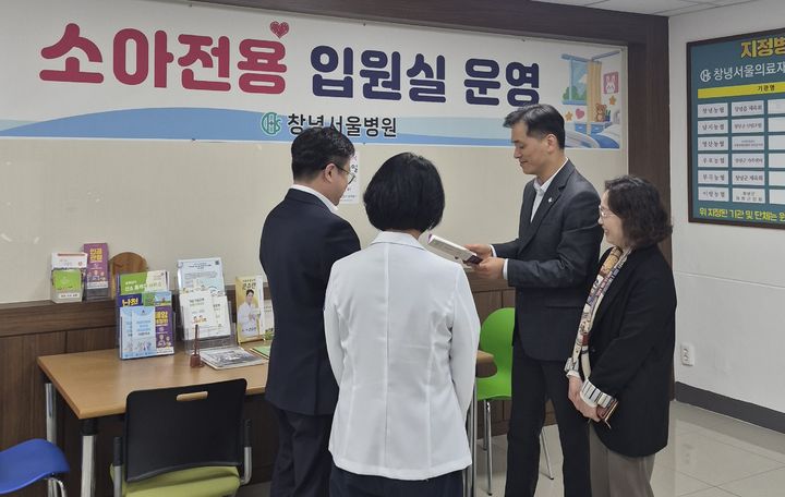 [창녕=뉴시스] 안지율 기자 = 이도완 부군수가 창녕서울병원 소아청소년과 리모델링 현장을 점검하고 있다. (사진= 창녕군 제공) 2026.10.30. photo@newsis.com *재판매 및 DB 금지