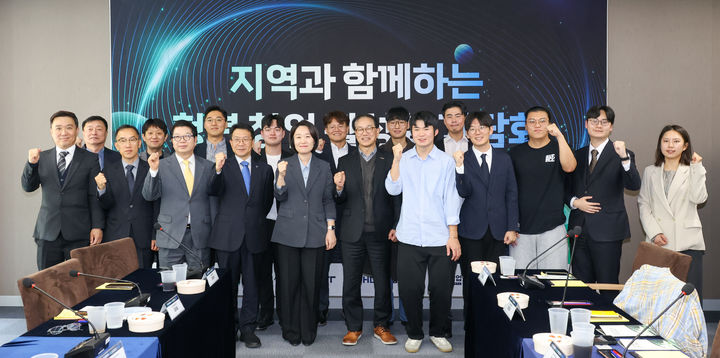 [울산=뉴시스] 울산시는 30일 울산과학기술원(UNIST)에서 이소영 중소벤처기업부 장관과 신민식 경제부시장, 창업 관련 기관 및 학생·예비창업자 등이 참석한 가운데 '청년 창업 활성화 간담회’를 개최했다고 밝혔다. (사진= 울산시 제공) 2026.10.30. photo@newsis.com *재판매 및 DB 금지