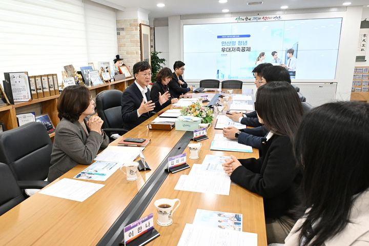 [안산=뉴시스] 이민근 경기 안산시장이 29일 중소벤처기업진흥공단과 '안산형 청년 우대저축 공제 업무협약식'을 진행하고 있다. (사진=안산시 제공) 2026.10.30. photo@newsis.com *재판매 및 DB 금지