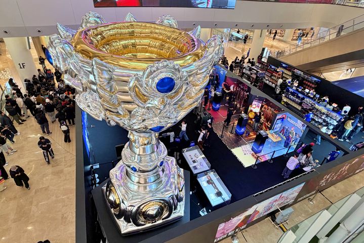 잠실 롯데월드몰 1층 '아트리움'에서는 1일까지 '라이엇 게임즈 뮤직 앤 월즈 2026(Riot Games Music & Worlds 2026)' 팝업스토어를 운영한다. *재판매 및 DB 금지
