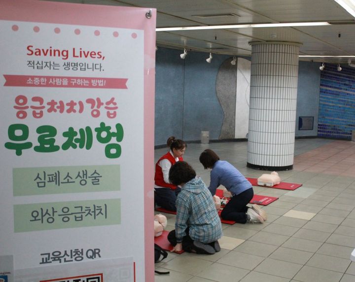 [서울=뉴시스] 29일 대한적십자사 서울특별시지사 심폐소생술 체험 캠페인 진행 모습 (사진=대한적십자사 서울특별지사 제공) 2026.10.30. photo@newsis.com *재판매 및 DB 금지