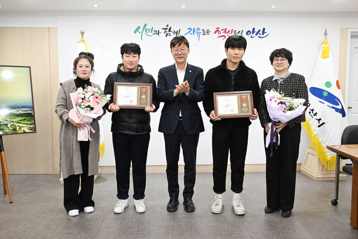 [안산=뉴시스] 이민근 안산시장(사진 가운데)이 29일 위기 어르신을 도운 경안고등학교 전천하 학생(사진 왼쪽에서 두 번째)과 상록고등학교 정인겸 학생(사진 오른쪽에서 두번째)에게 모범시민 표창을 수여하고 기념촬영을 하고 있다. (사진=안산시 제공) 2026.10.30. photo@newsis.com *재판매 및 DB 금지